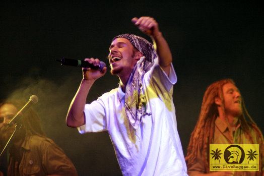 Jahcoustix (D) with The House Of Riddim Band 11. Chiemsee Reggae Festival, Übersee - Tent Stage 21. August 2005 (5).jpg